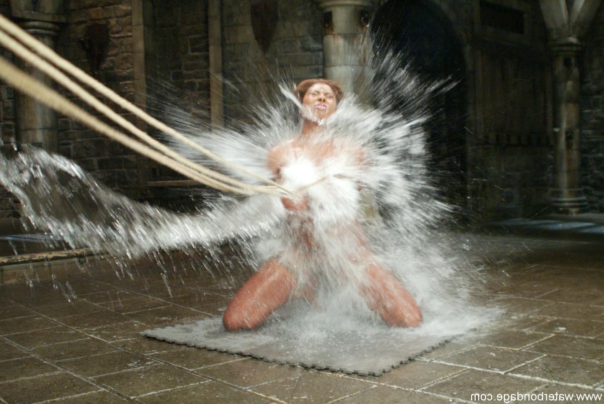 20P Candace Von, une MILF brune et ébène à gros seins, se fait ligoter et éclabousser d'eau.