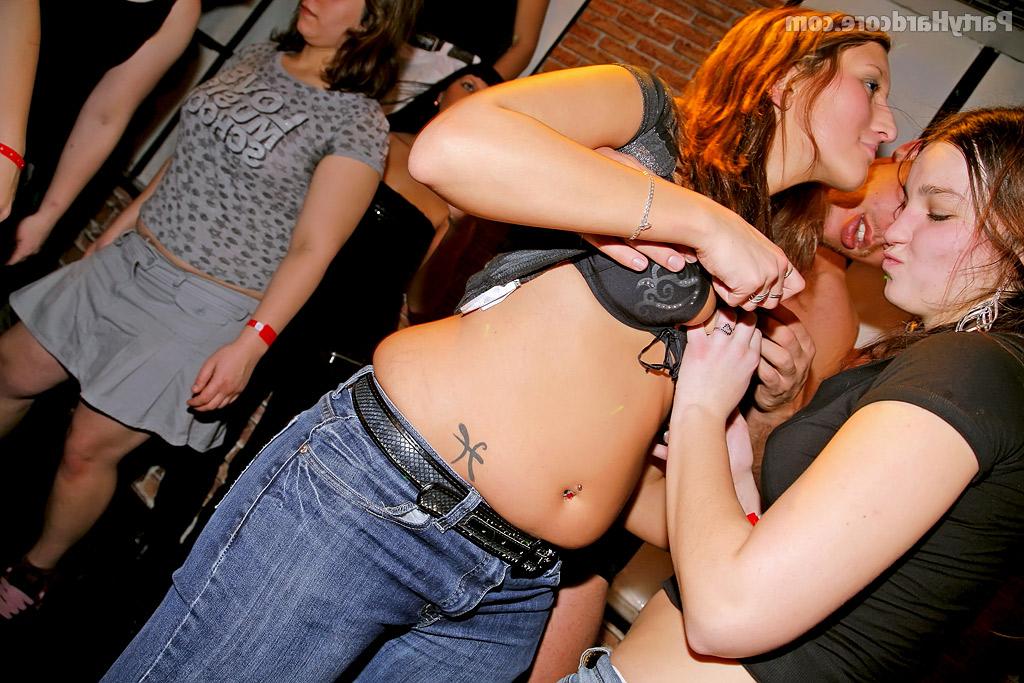 16P Putas amadoras famintas de pau exibindo suas habilidades de boquete em uma festa