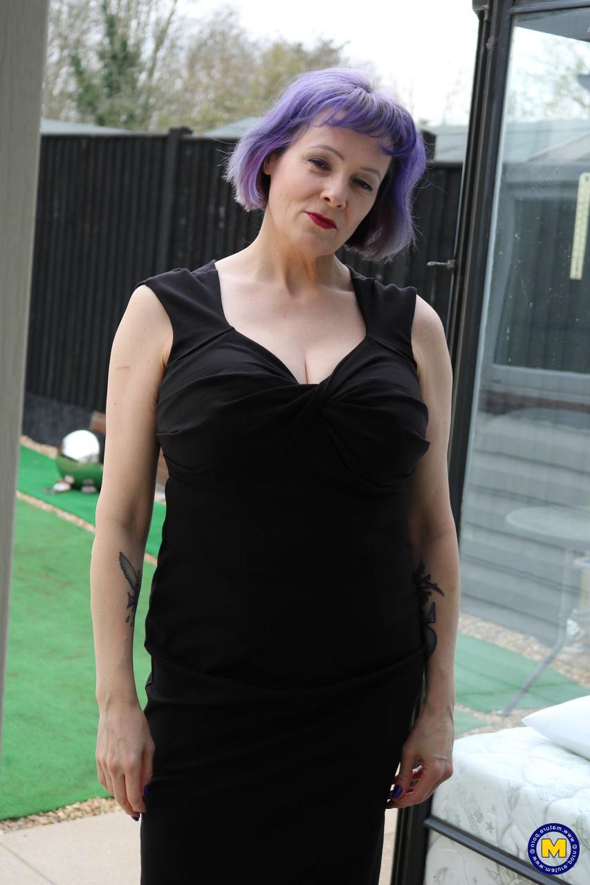 20P 紫髪の女性ティガーが巨乳を使ってエッチな男の子のペニスをオナニーしてファックする
