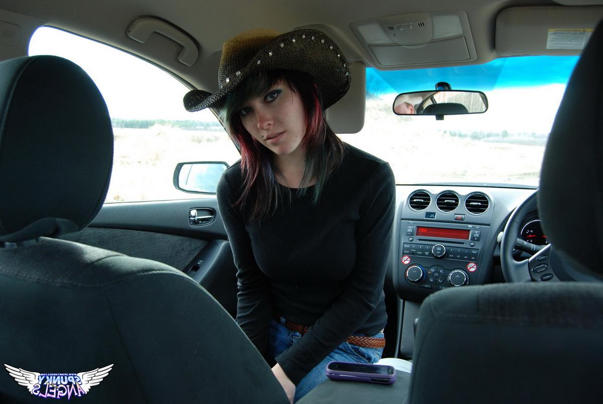 12P Cowgirl amadora Sabrina tirando a roupa e se masturbando no carro