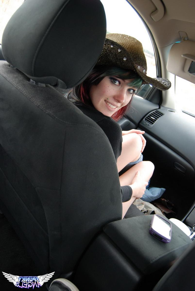 12P Cowgirl amadora Sabrina tirando a roupa e se masturbando no carro