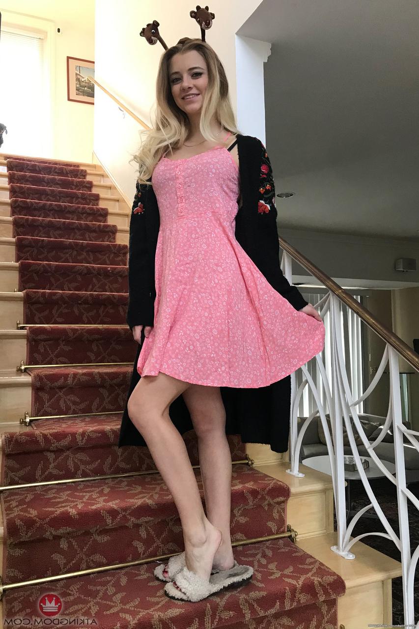 20P La joven delgada con culo redondo Riley Star muestra su coño carnoso de cerca