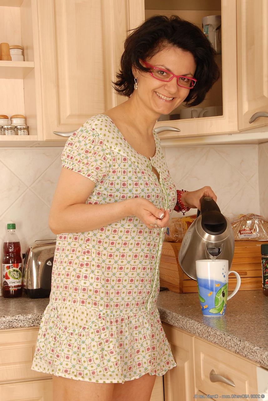 20P La madura amateur nerd Honey S pierde su vestido y hace alarde de sus grandes tetas caídas