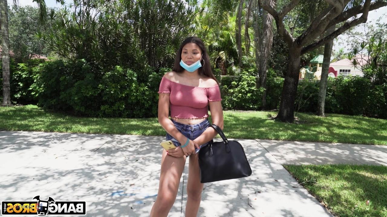 20P A adolescente sexy Miranda Miller é pega e batida com força na traseira de uma van