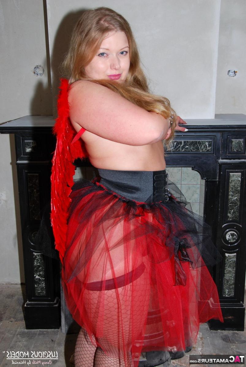 16P Rubia gruesa Luscious Models muestra sus tetas naturales y su gran trasero también