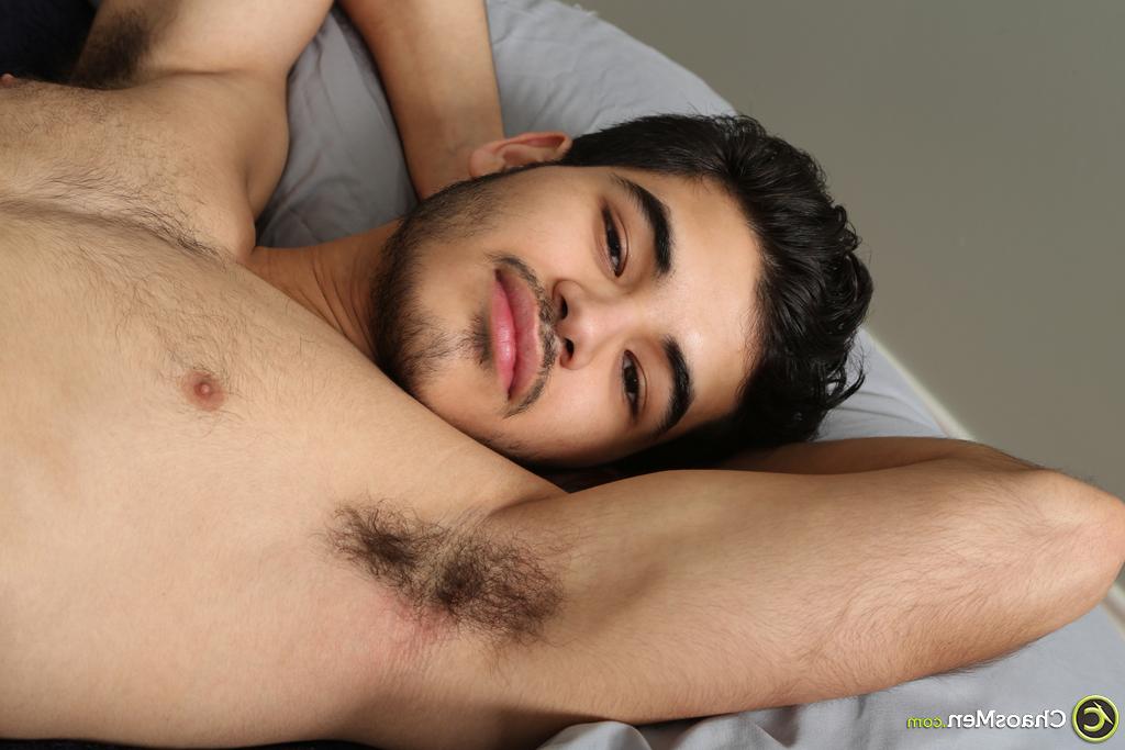 20P Die bärtigen schwulen Freunde Damien Reign und Lorenzo lutschen Schwänze und lecken sich auf einem Bett