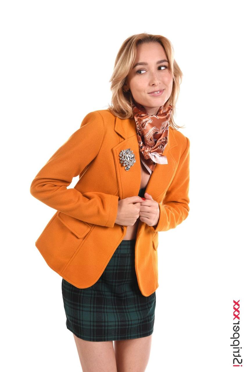 15P La sexy rubia Kelly Collins se desnuda hasta los calcetines antes de lamer un consolador