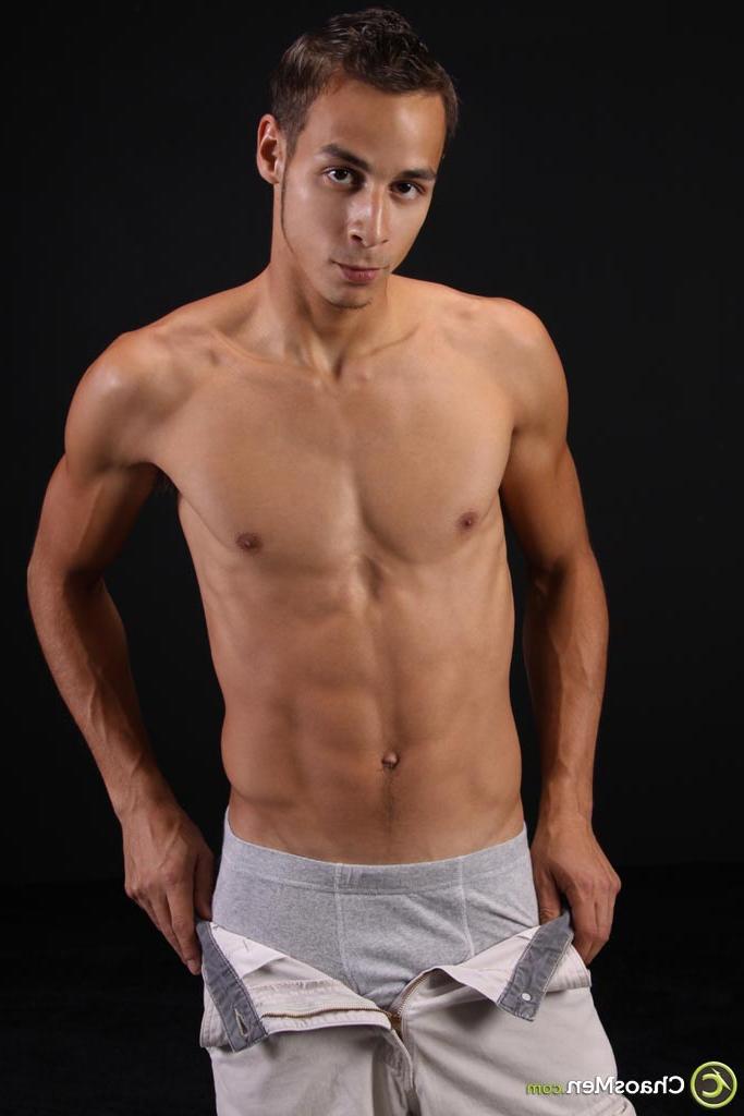20P O homem gay atlético Sloan exibe seu pau grande e sugável totalmente nu