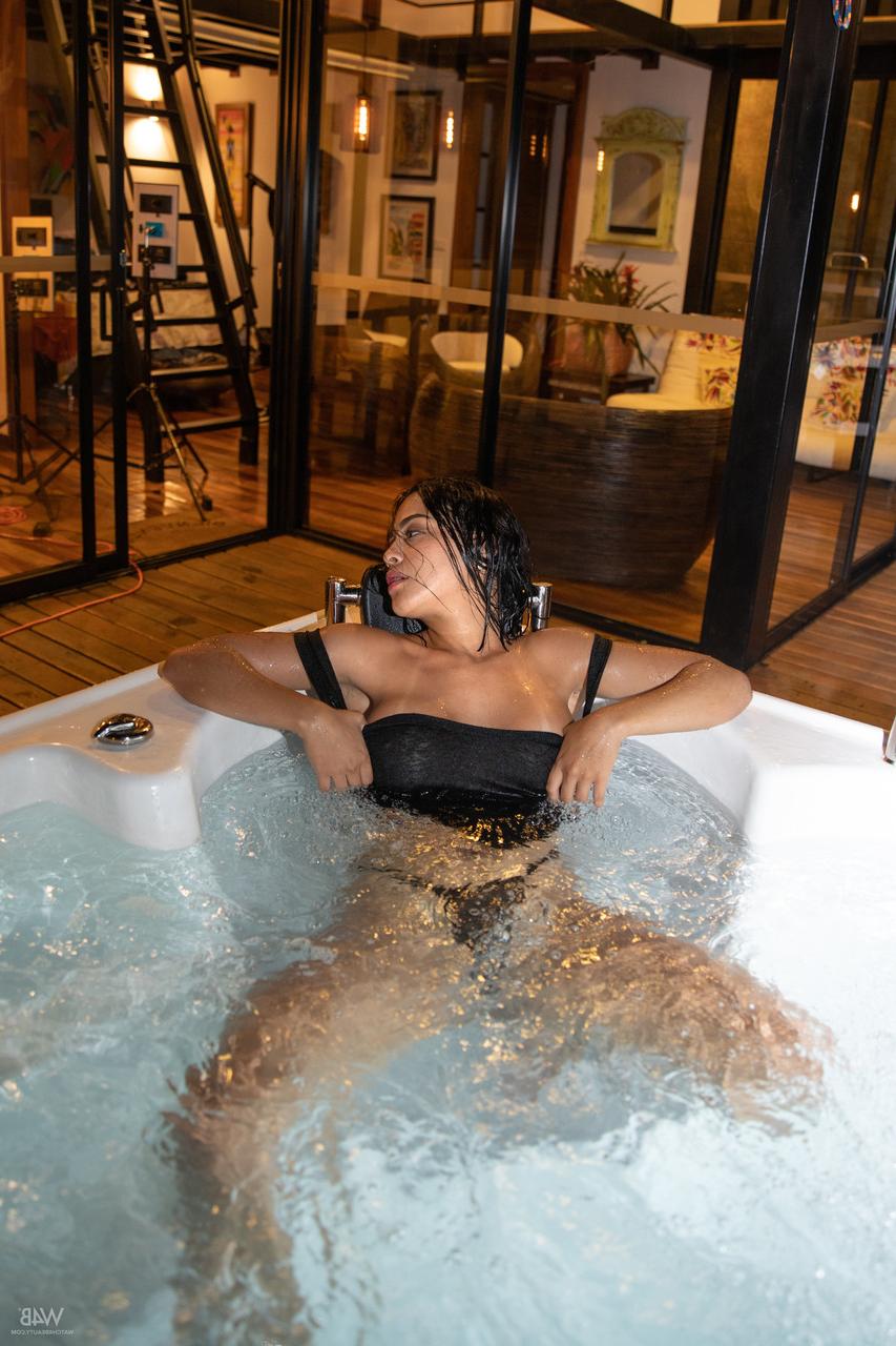 20P La latina sexy Kaley Jones lave ses gros seins et son cul dans un jacuzzi.
