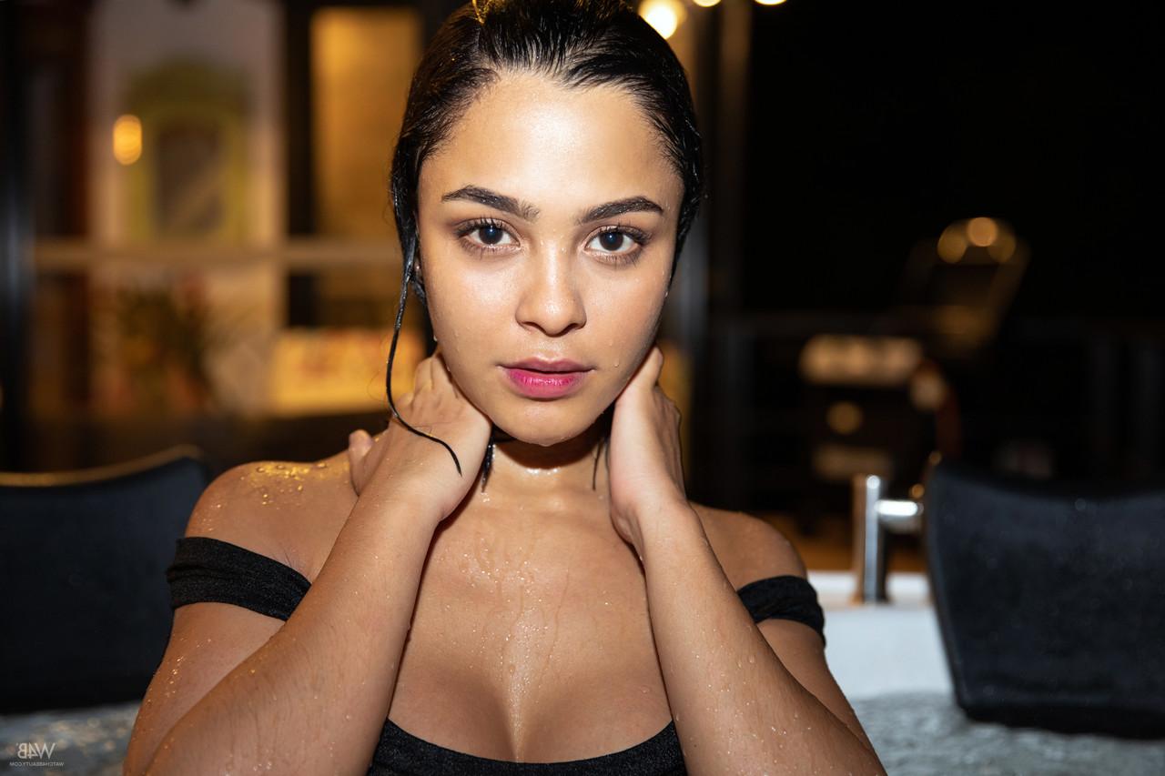 20P La latina sexy Kaley Jones lave ses gros seins et son cul dans un jacuzzi.