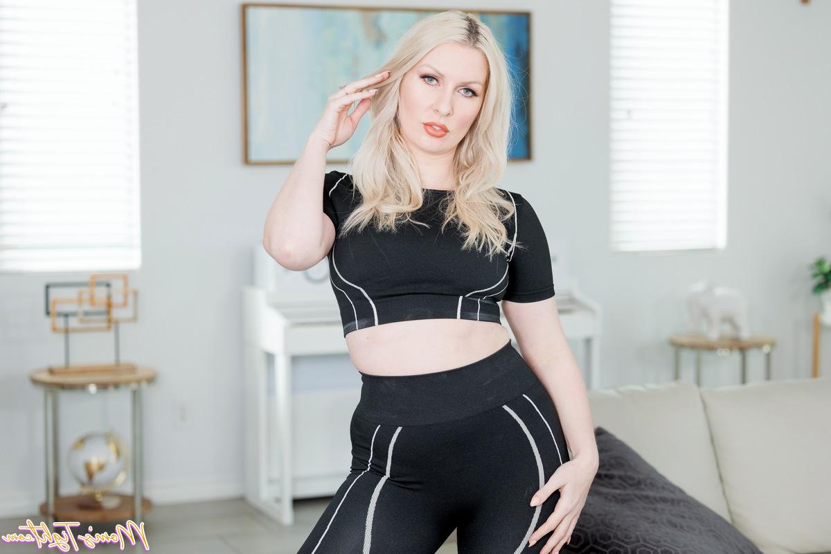 16P La caliente madre rubia Sydney Paige se acuesta en la cama para tener sexo con su hijastro
