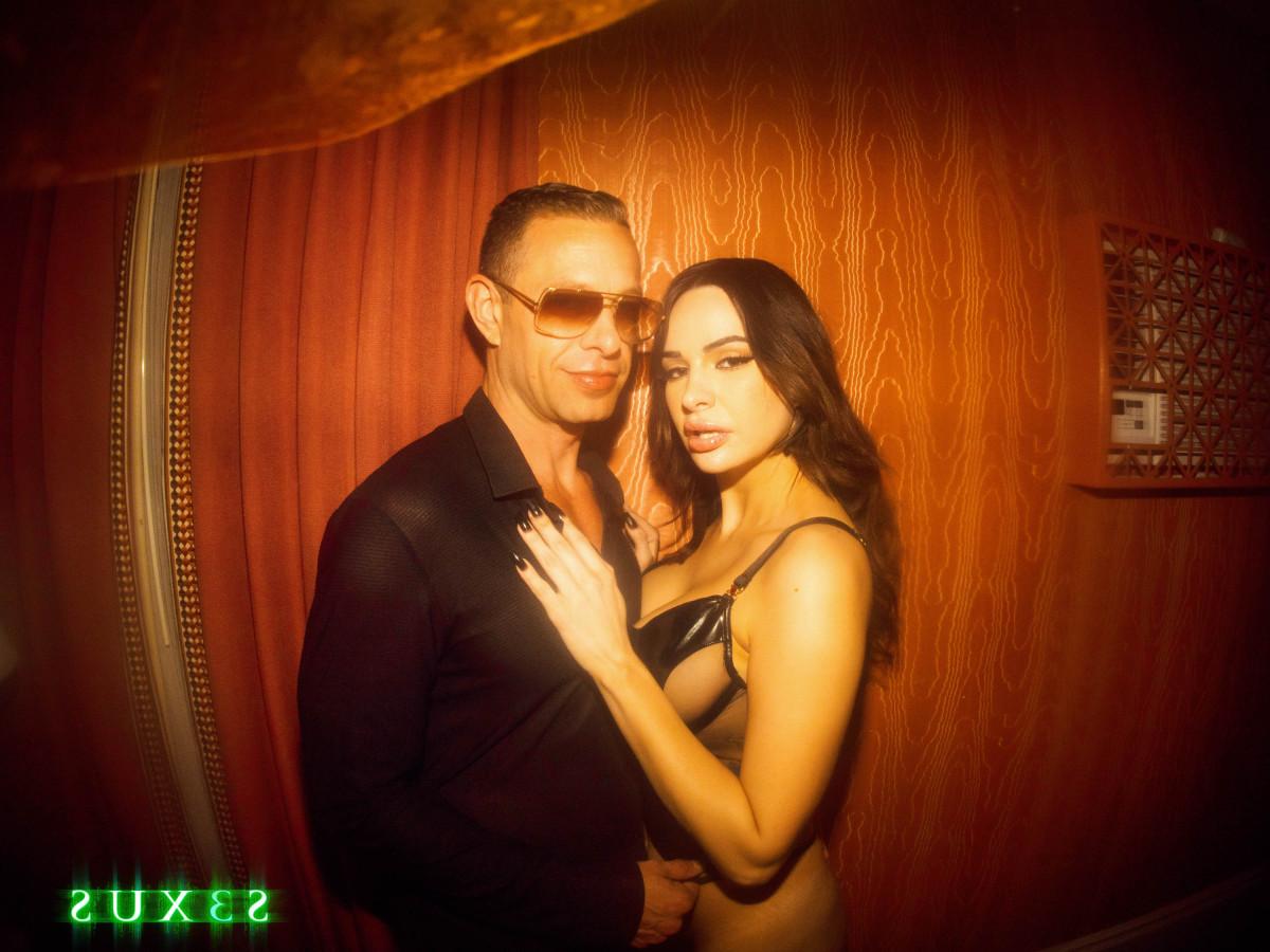 15P ブルネットのひよこアヴィアナ・バイオレットは、恋人とセックスしているときにサングラスを着用します