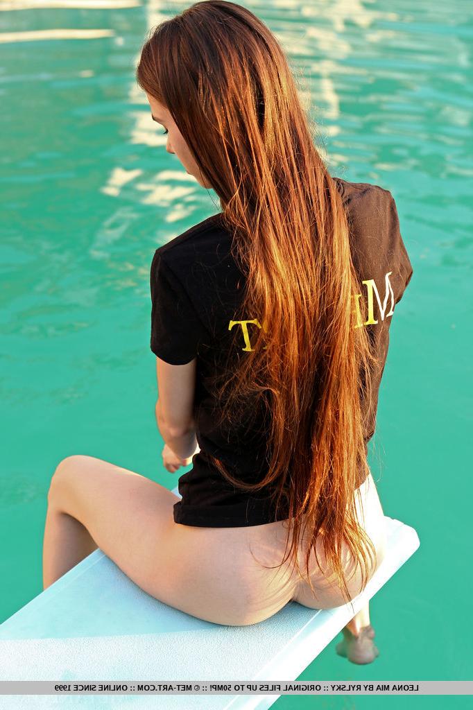 18P La joven belleza leona mia se desnuda completamente en un trampolín