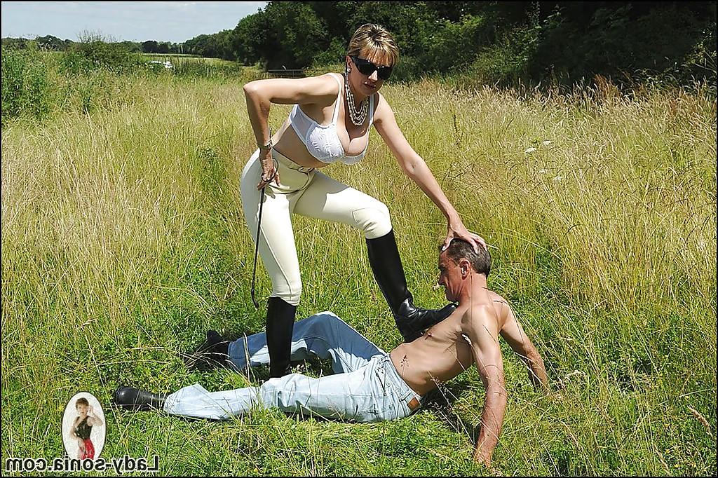 15P Lusty femdom in sunglasses spends some good time with her male pet outdoor