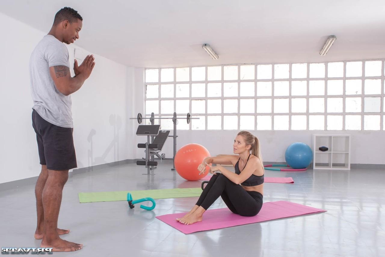 20P La nena con cola de caballo Mary Kalisy tiene sexo duro interracial durante una sesión de yoga