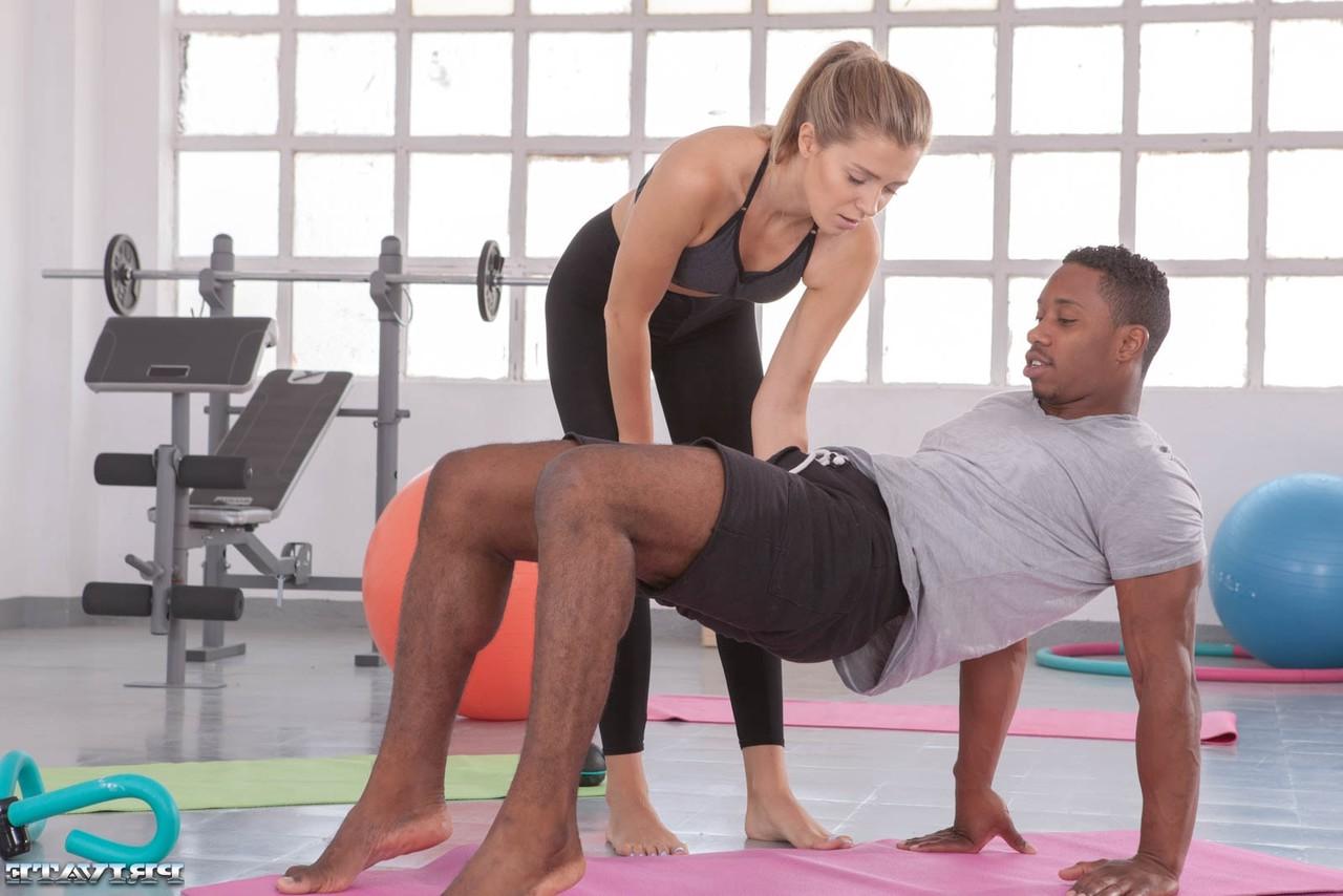 20P La nena con cola de caballo Mary Kalisy tiene sexo duro interracial durante una sesión de yoga