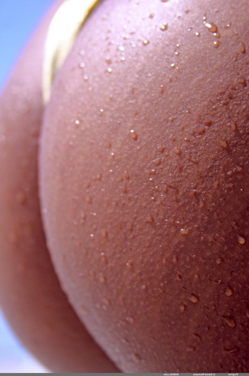 20P A gata negra Virginia mostra sua bunda gostosa e seus lindos peitos na praia