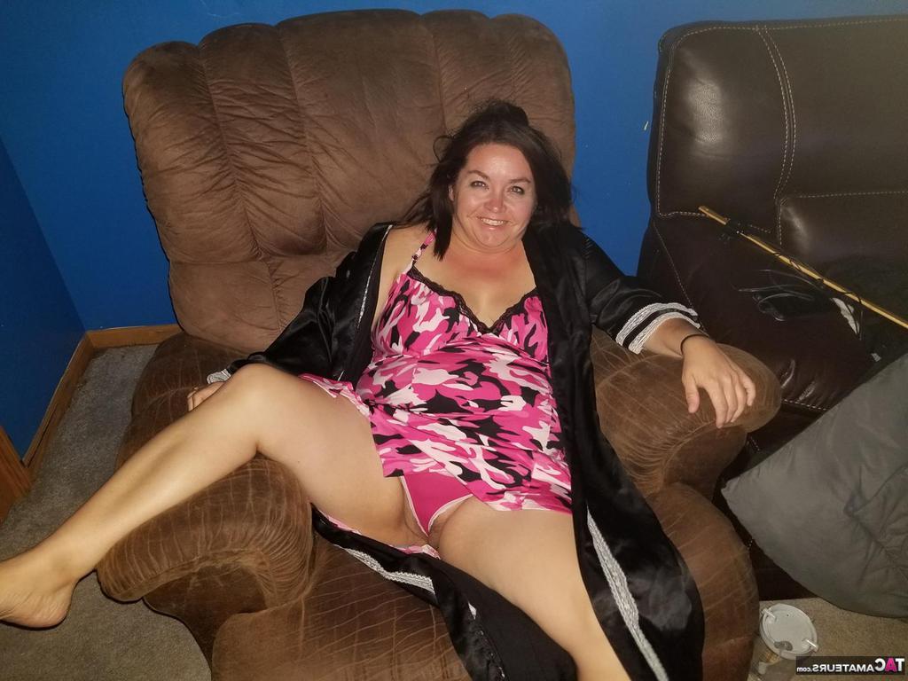 20P La nana amateur Sexy NE BBW expose ses seins naturels et ses gros fesses sur son lit.