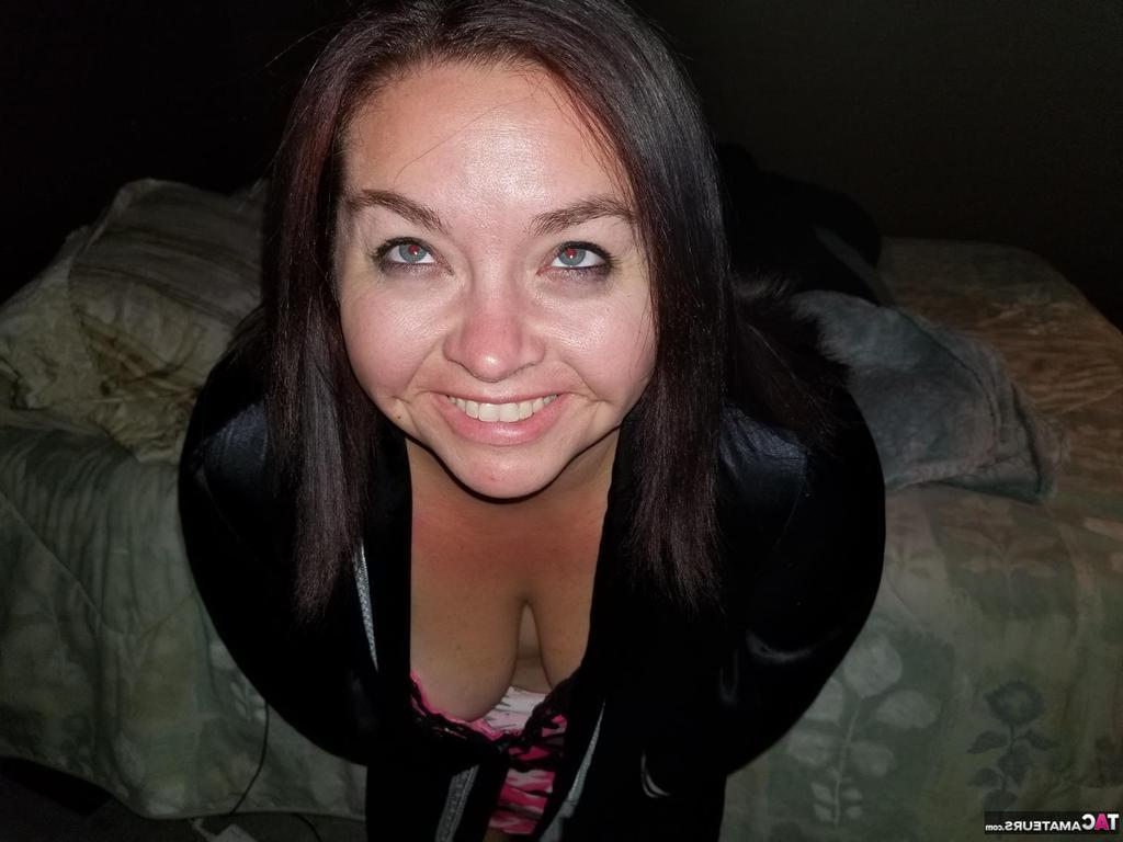 20P La nana amateur Sexy NE BBW expose ses seins naturels et ses gros fesses sur son lit.