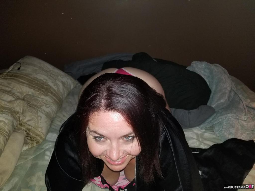 20P La nana amateur Sexy NE BBW expose ses seins naturels et ses gros fesses sur son lit.