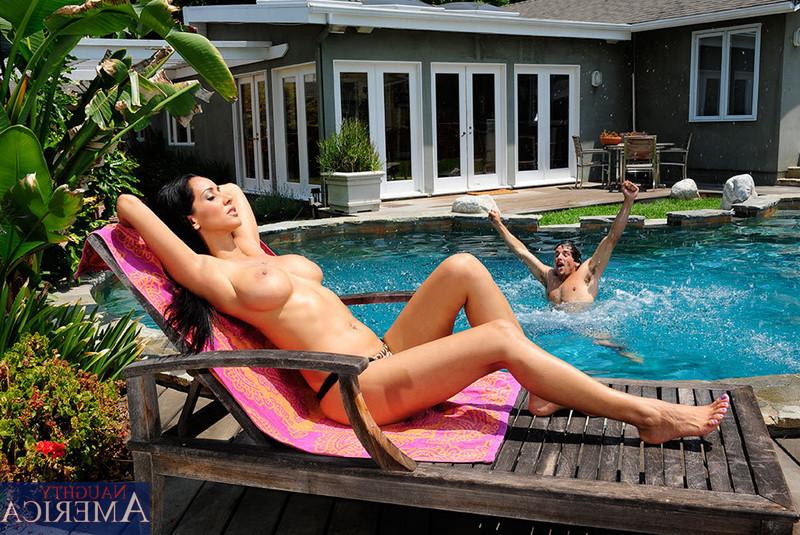 12P A puma latina Isis Love transa com um jovem depois de tomar sol em topless