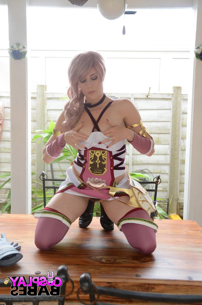 17P Sensacional beleza de cosplay Samantha Bentley brinca com sua boceta molhada