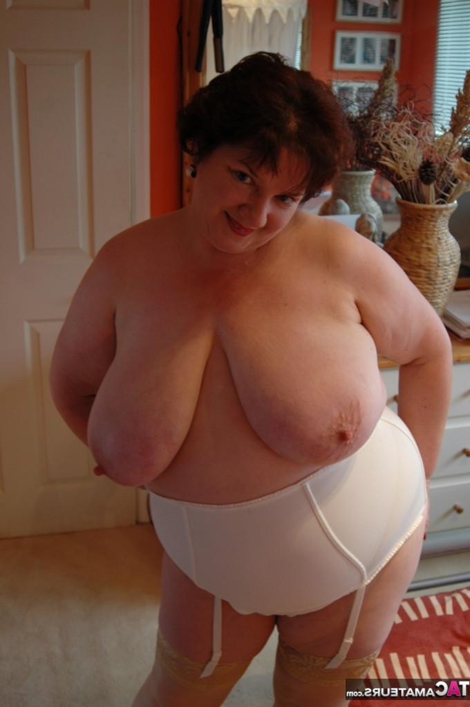 20P La femme obèse aux cheveux roux Chris 44g expose ses seins géants en sous-vêtements