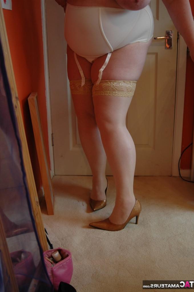 20P La femme obèse aux cheveux roux Chris 44g expose ses seins géants en sous-vêtements