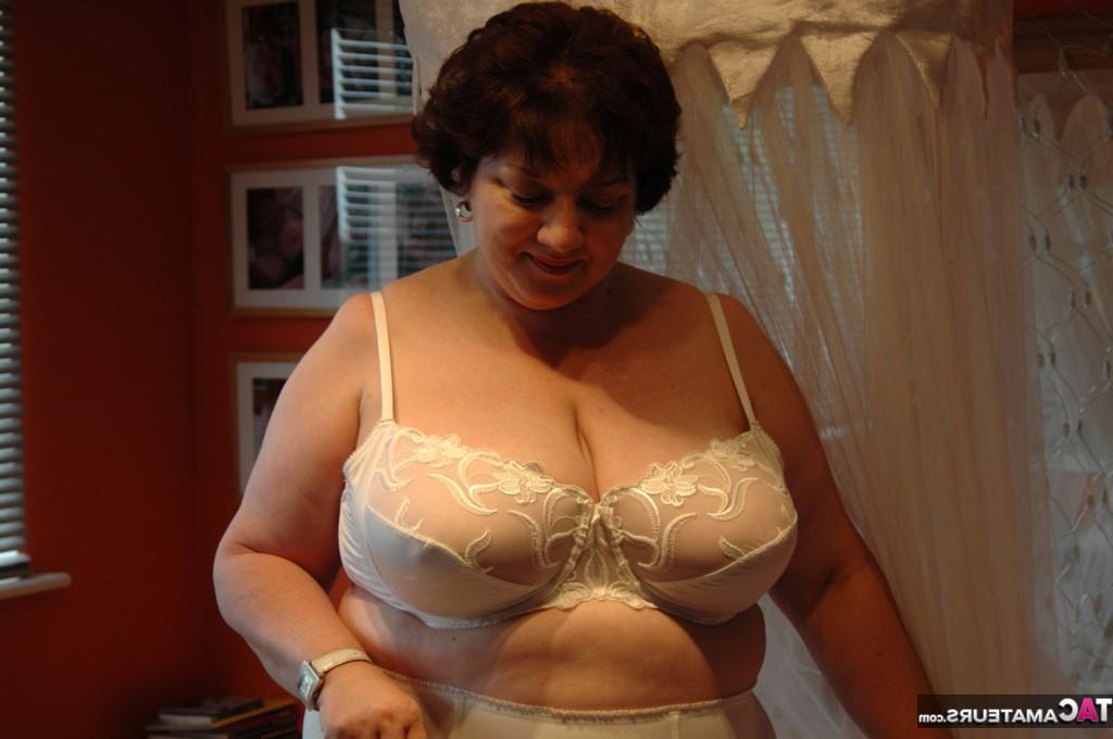 20P La femme obèse aux cheveux roux Chris 44g expose ses seins géants en sous-vêtements