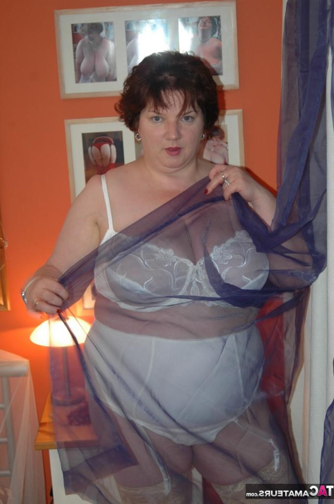 20P La femme obèse aux cheveux roux Chris 44g expose ses seins géants en sous-vêtements