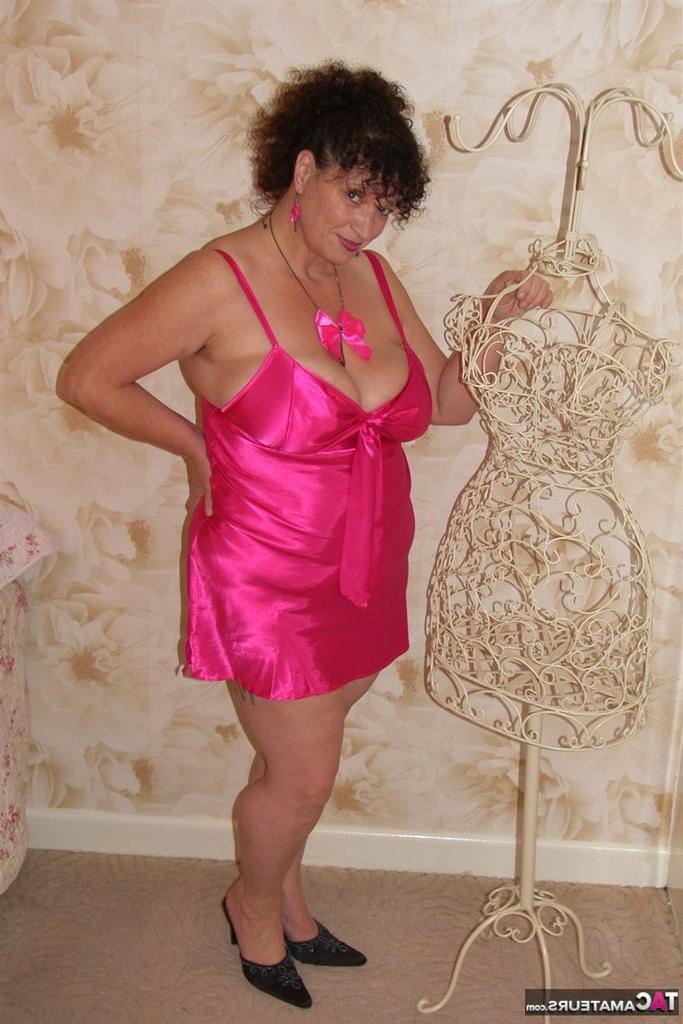 20P A senhora madura Kims mostra seu amplo decote e pernas nuas em lingerie de cetim rosa