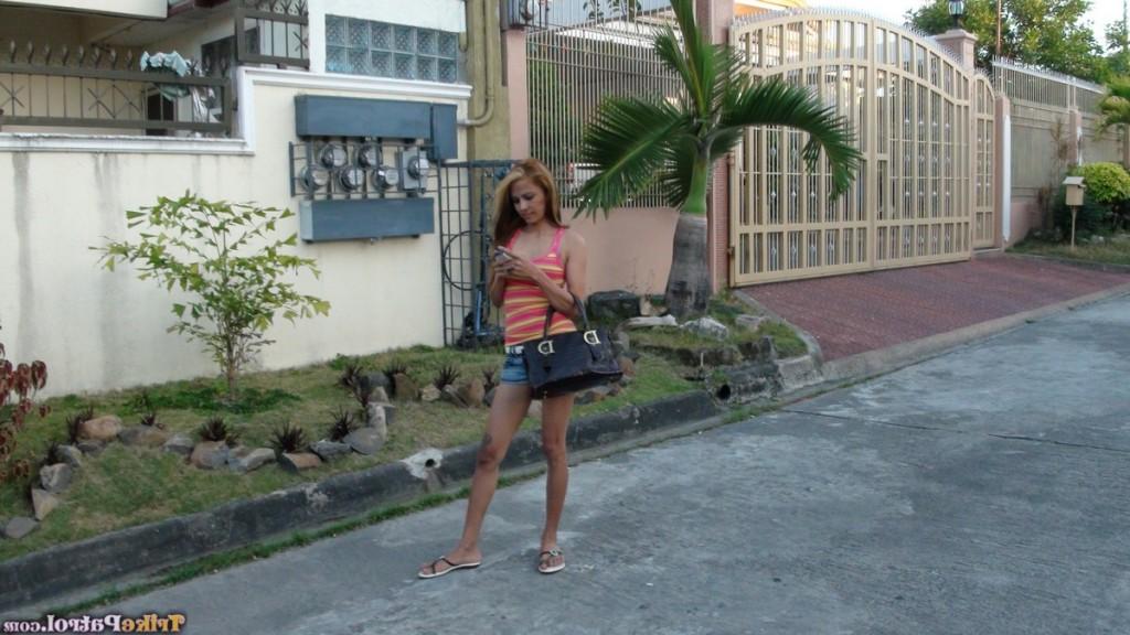 17P Petite Filipina Paula fica com a buceta fodida e cremosa em POV amador