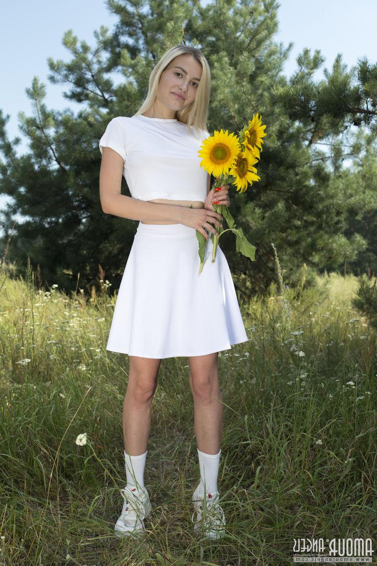 20P Die blonde Teenagerin Ashlee enthüllt ihren dünnen Körper auf dem Feld eines Bauern
