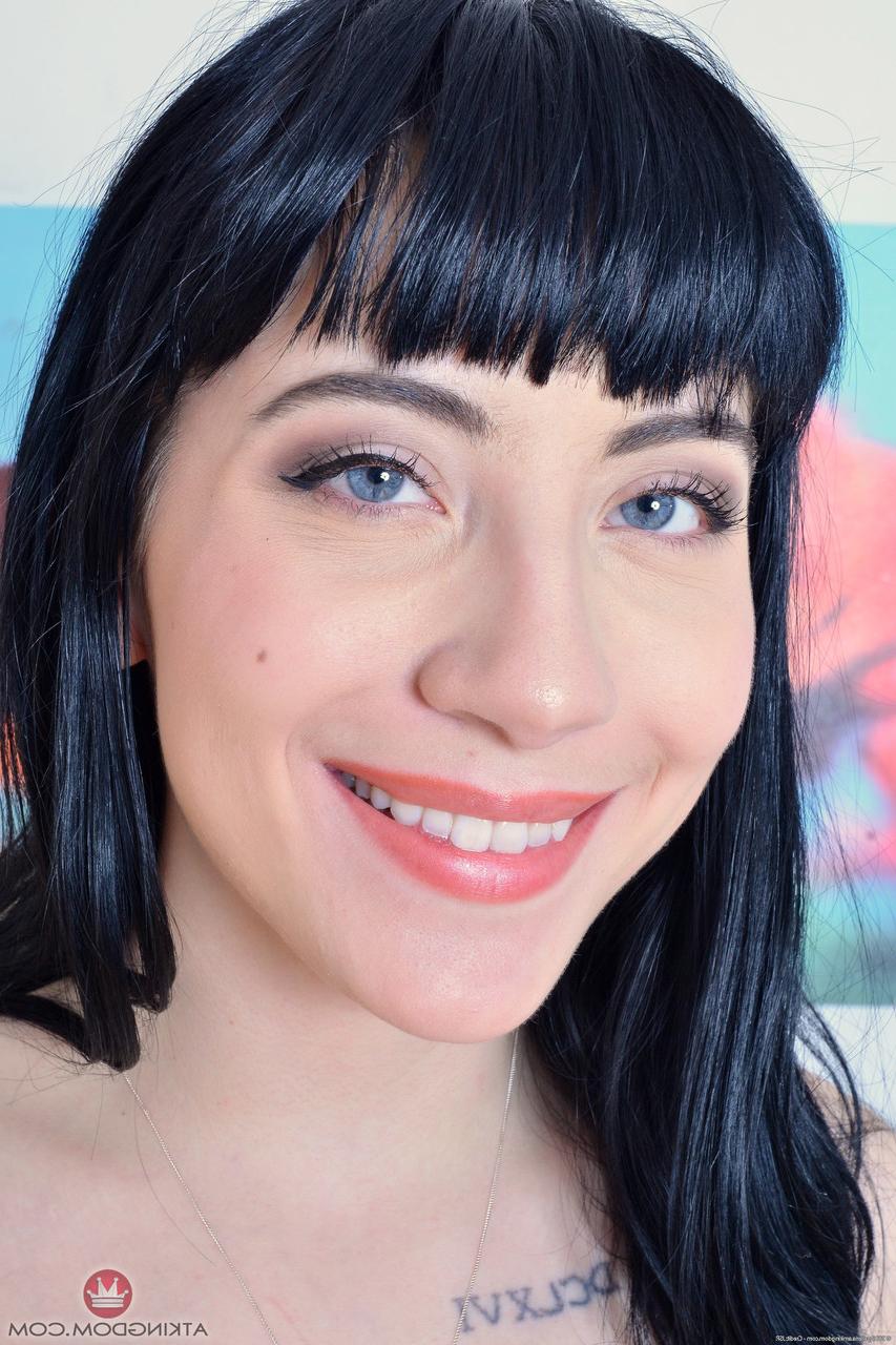 19P La amateur estadounidense charlotte sartre abre su coño rosado después de desnudarse