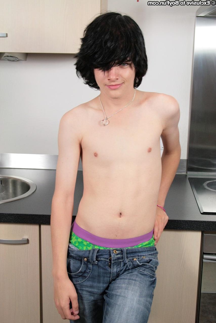20P El jovencito flaco Frankie Lockheart muestra sus grandes pelotas mientras se masturba