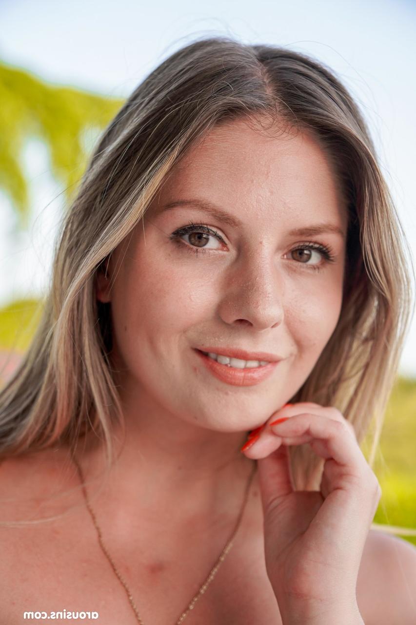 20P A loira gostosa Rebecca Volpetti tira a lingerie vermelha e mostra sua bunda grande