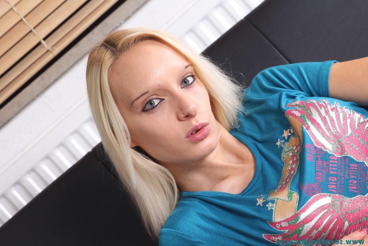 16P Une fille blonde a les yeux bandés et est attachée avec ses vêtements.