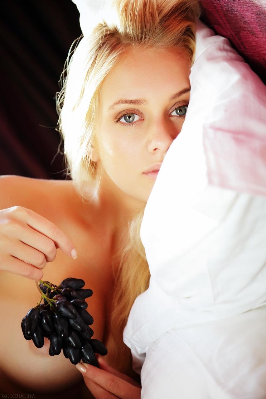 20P A loira sexy Jennifer Mackay expõe seus seios magníficos e faz poses