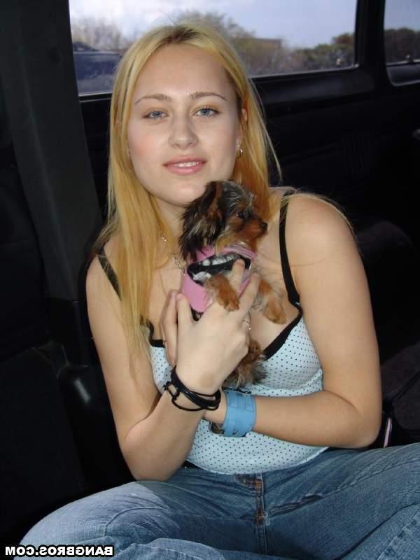 20P L'amatrice blonde Brynn Brook montre son gros cul et chevauche une bite dans une camionnette.