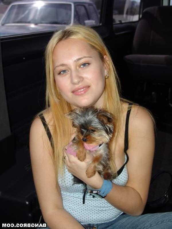 20P L'amatrice blonde Brynn Brook montre son gros cul et chevauche une bite dans une camionnette.