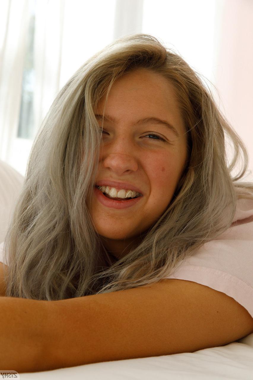 13P A beleza amadora Maddie Crump levanta a camisa e mostra seu grande saque