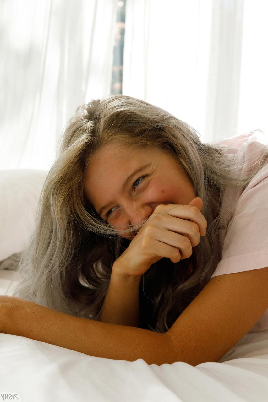 13P A beleza amadora Maddie Crump levanta a camisa e mostra seu grande saque