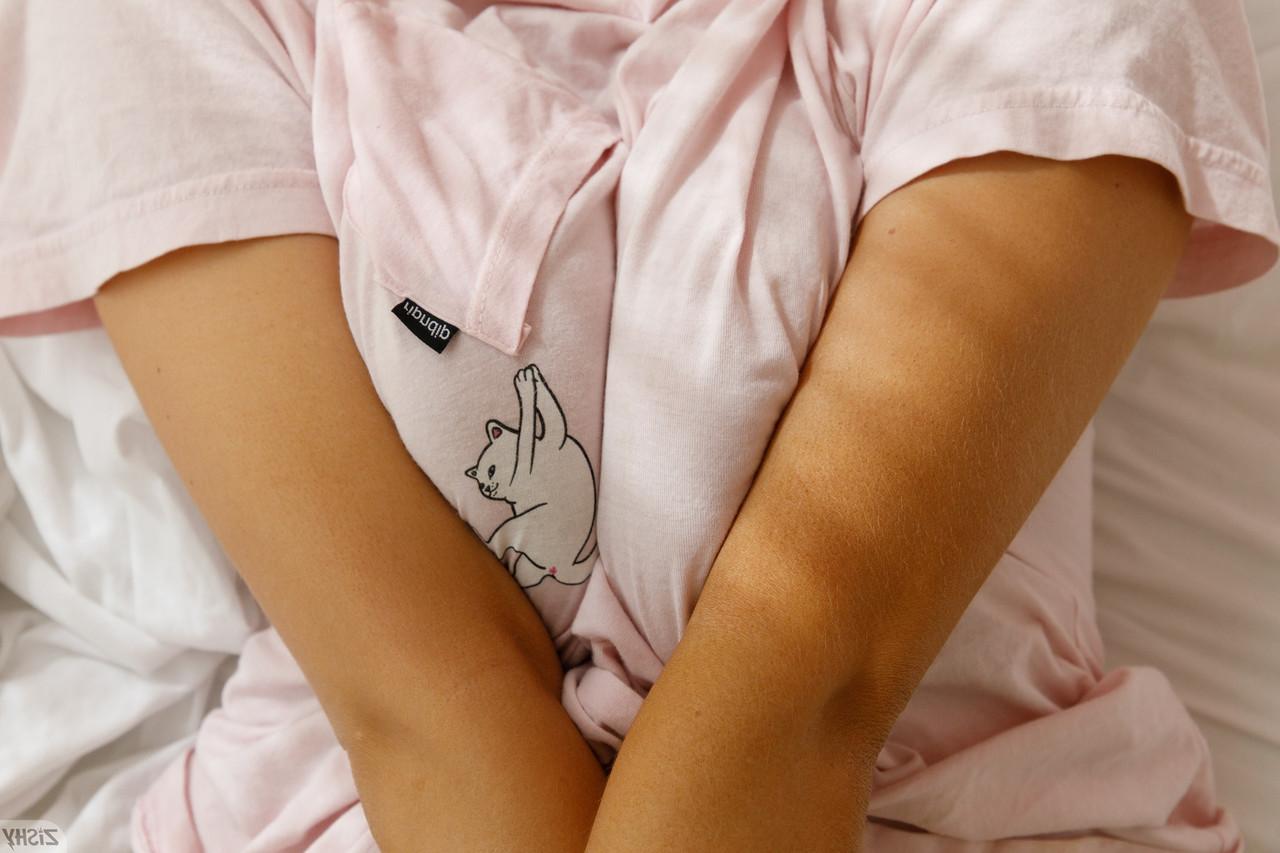 13P A beleza amadora Maddie Crump levanta a camisa e mostra seu grande saque