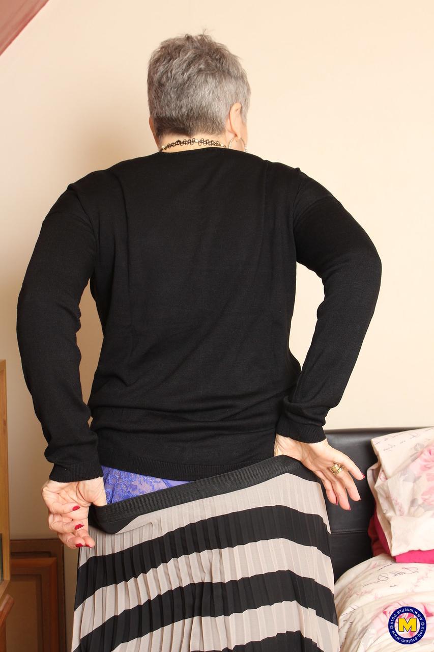 20P Mature British lady Savana undresses on bed and fools around naked