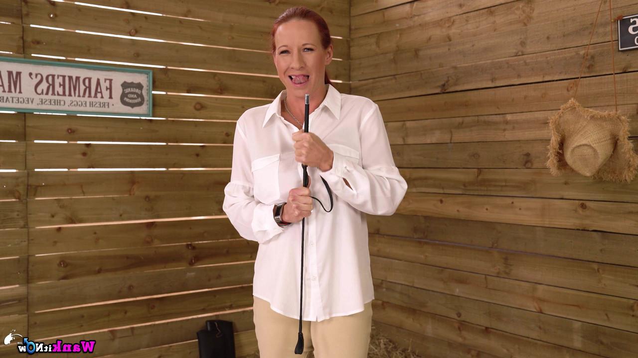 16P Une rousse mature expose ses faux seins et sa chatte dans une stalle de cheval