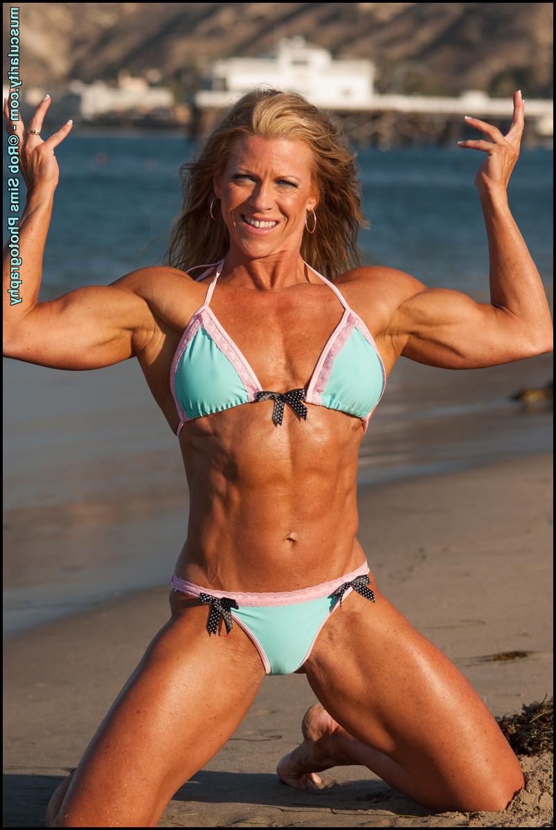 15P Blonde bodybuilder Amy Bowen gets on her knees while posing in a bikini