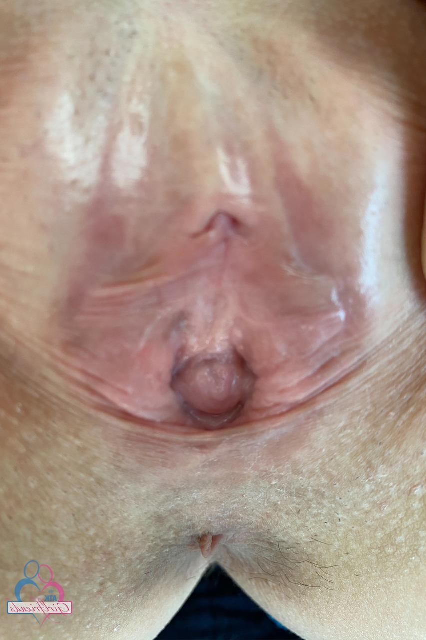 20P Sexy skinny babe Sky Pierce espalha sua buceta raspada e inchada de perto