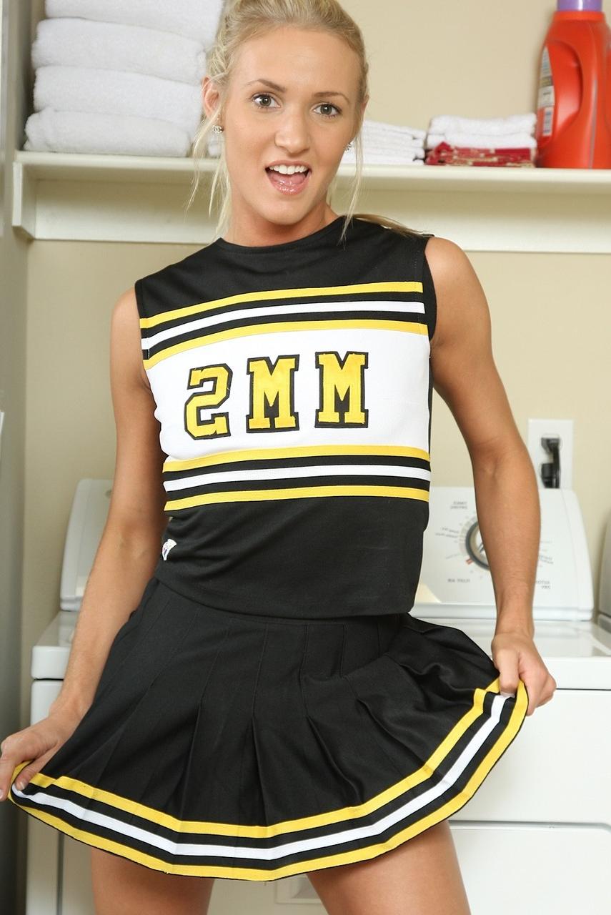 20P Cheerleader Addison Cain strips and poses naked while doing exercises