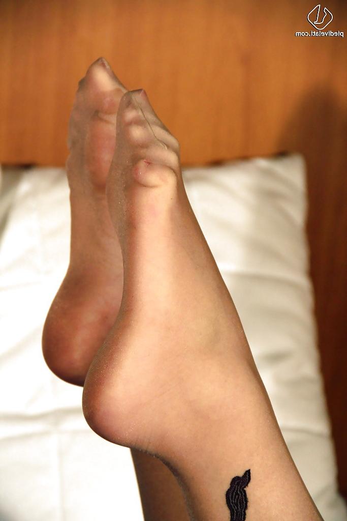 15P Brunette babe with a nice ass Valentina is a foot fetish doll