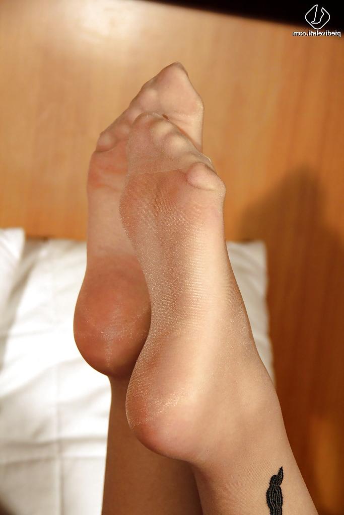 15P Brunette babe with a nice ass Valentina is a foot fetish doll